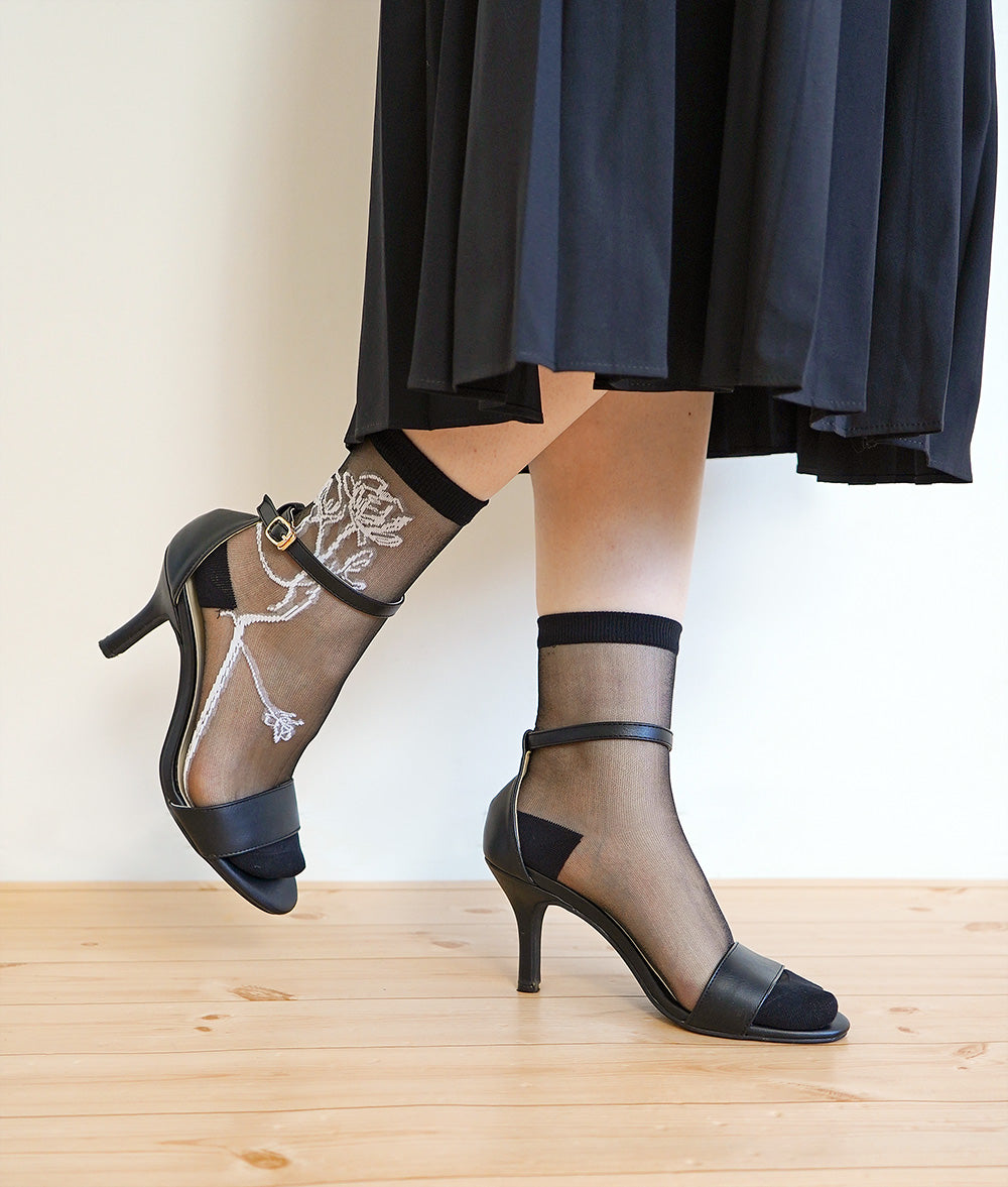 Monochrome flower sheer socks