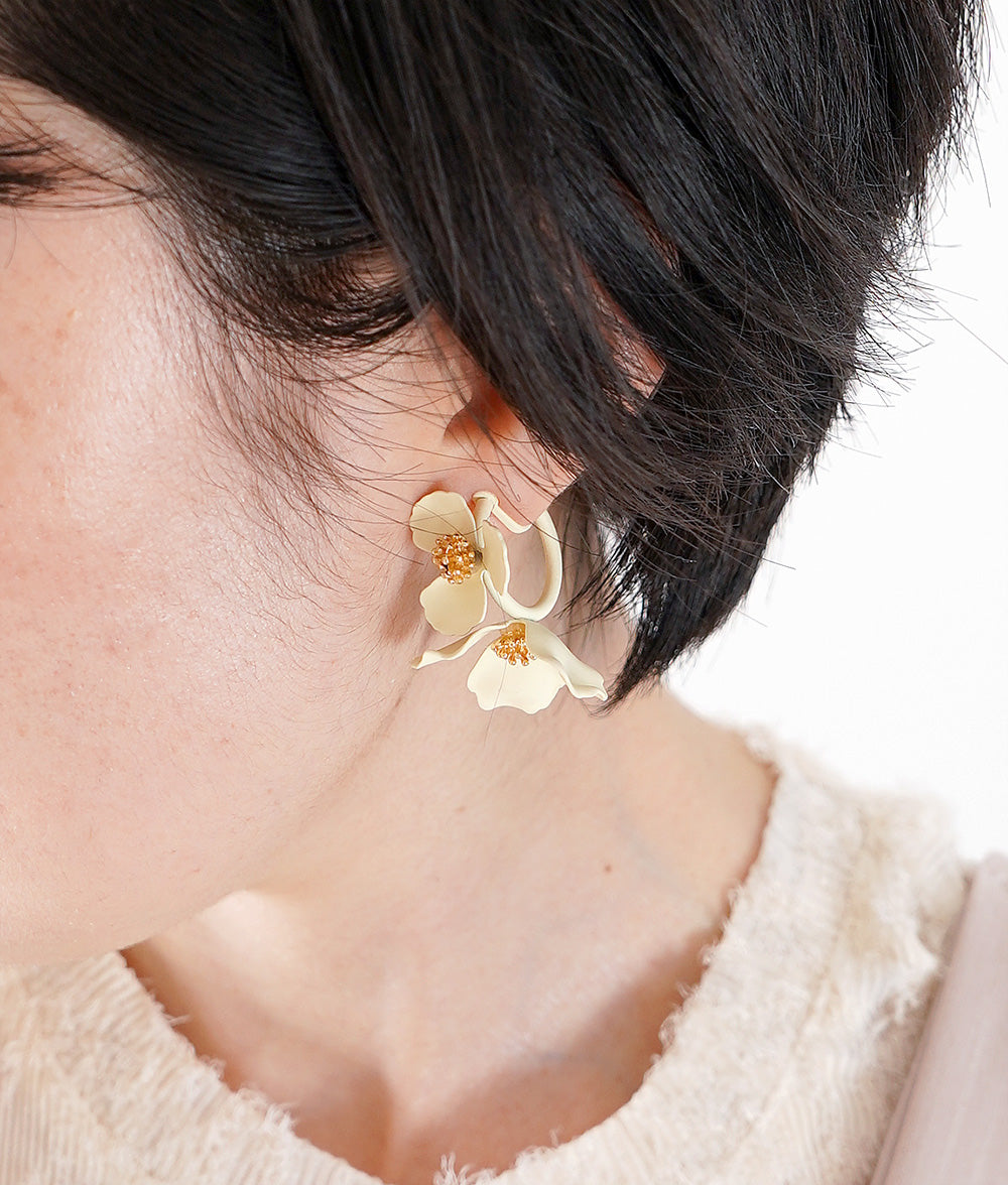 White anemone ear clip