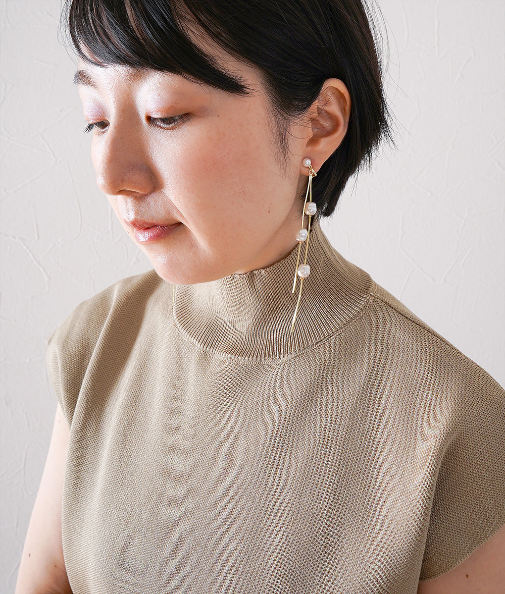 Dangling pearl earrings