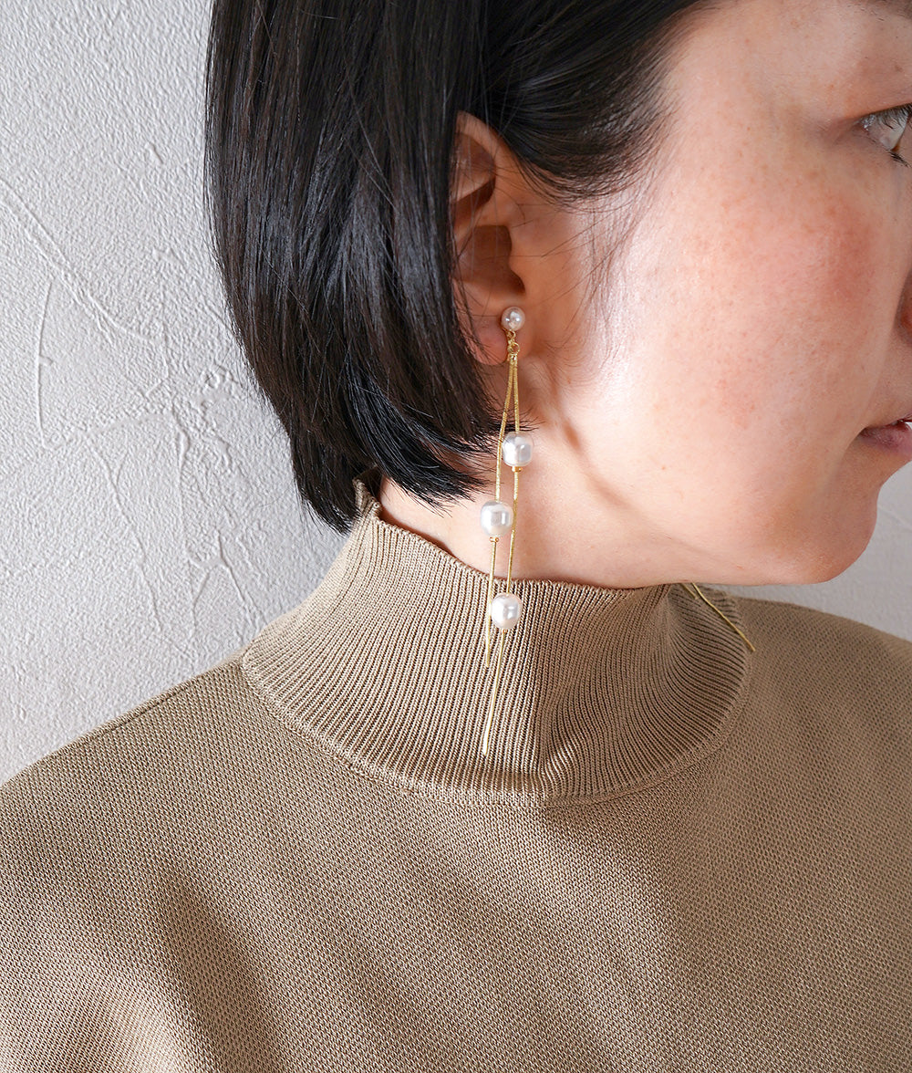 Dangling pearl earrings
