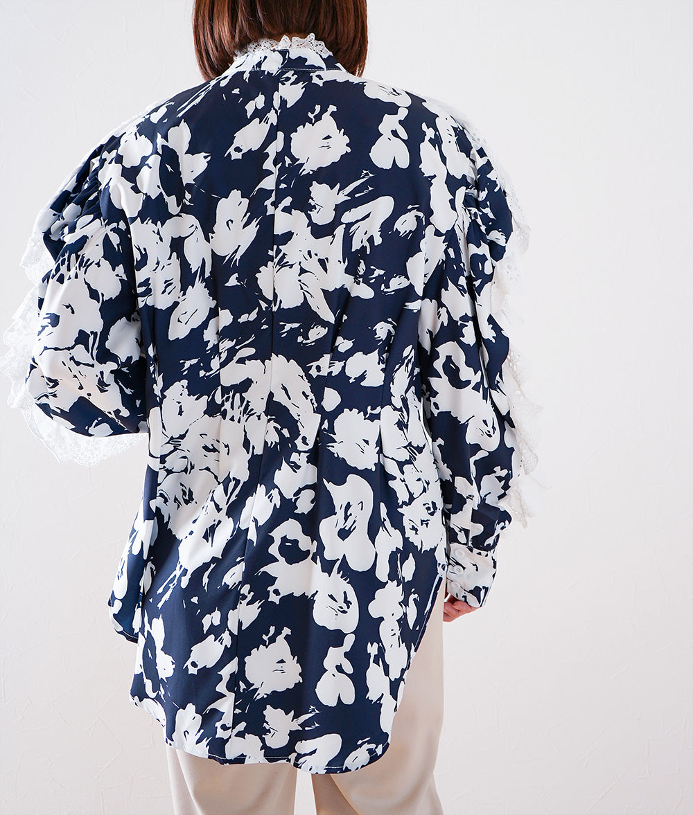 Floral blouse with lace and power shoulders