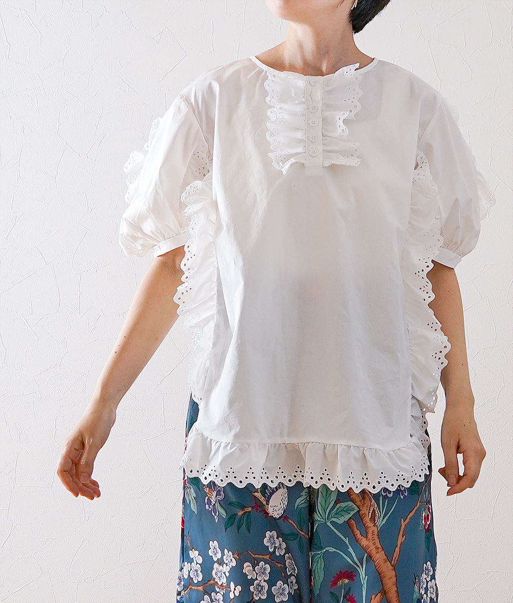 Blouse with a row of flowers