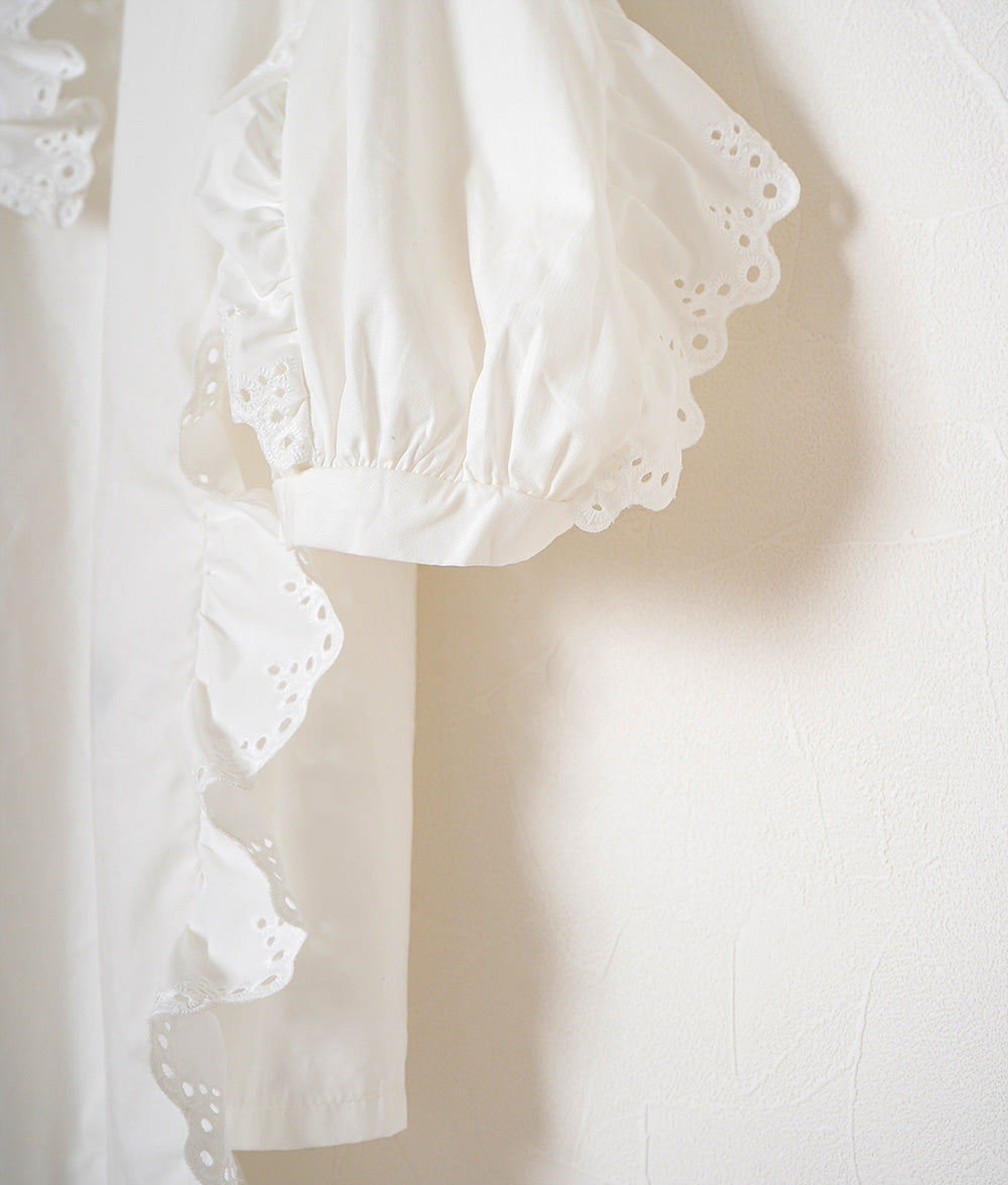 Blouse with a row of flowers