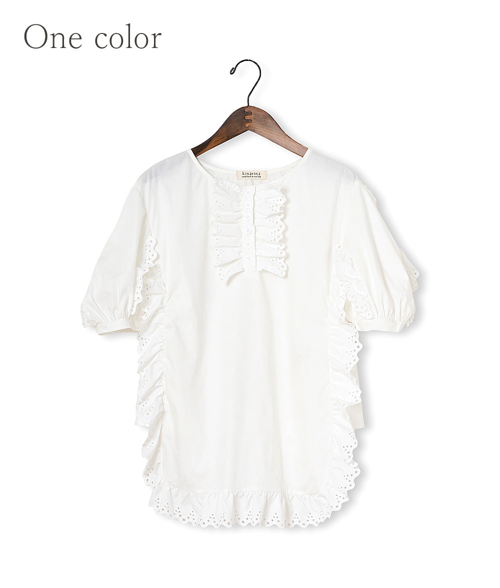 Blouse with a row of flowers