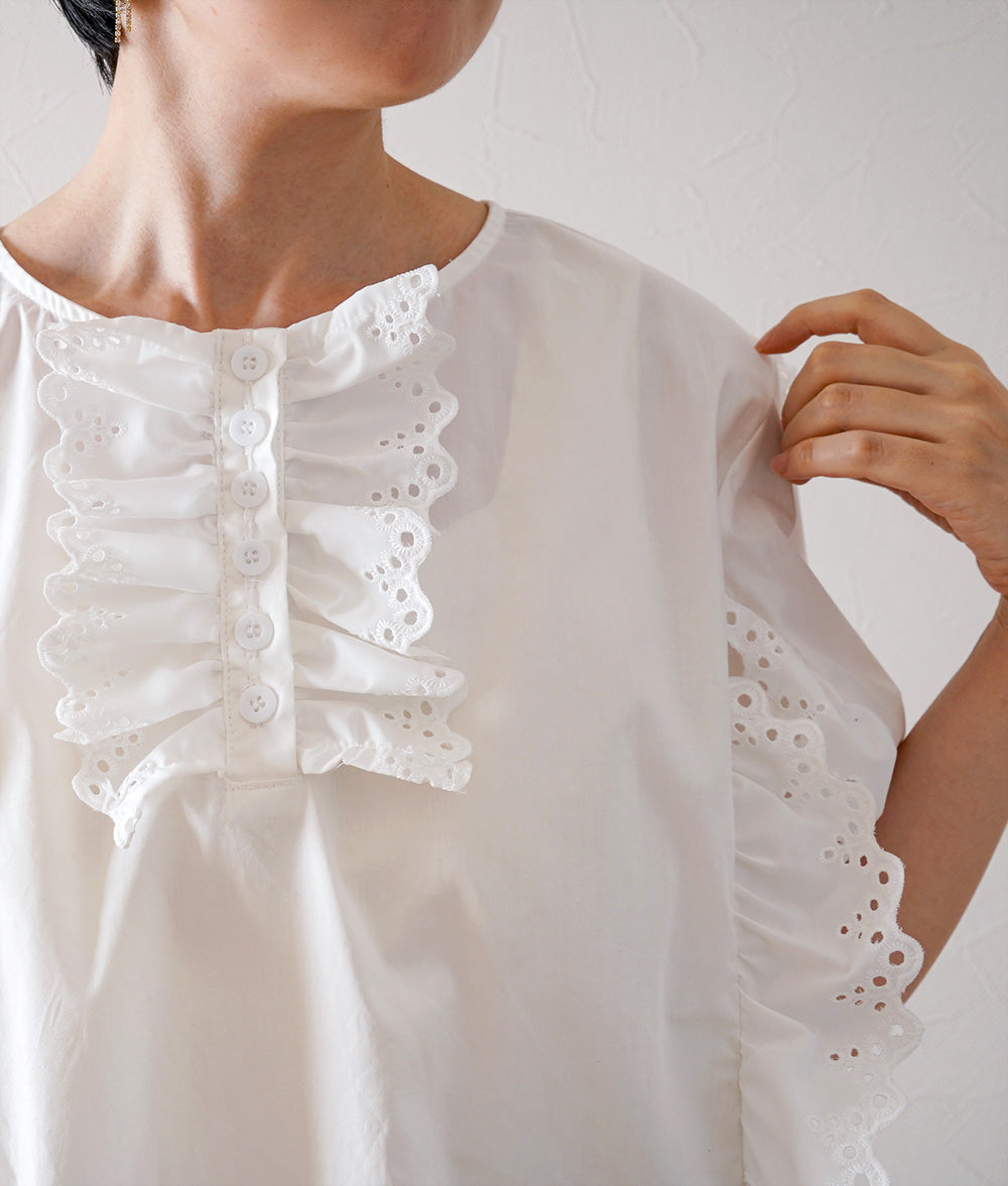 Blouse with a row of flowers