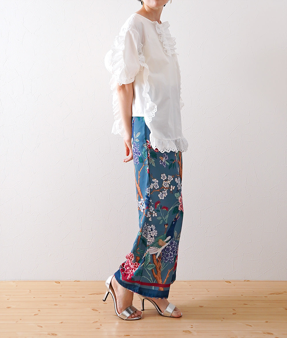 Blouse with a row of flowers