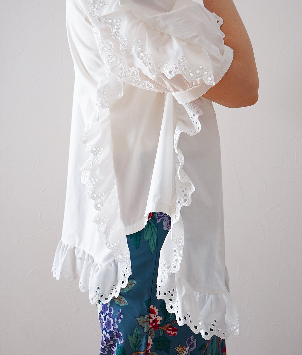Blouse with a row of flowers