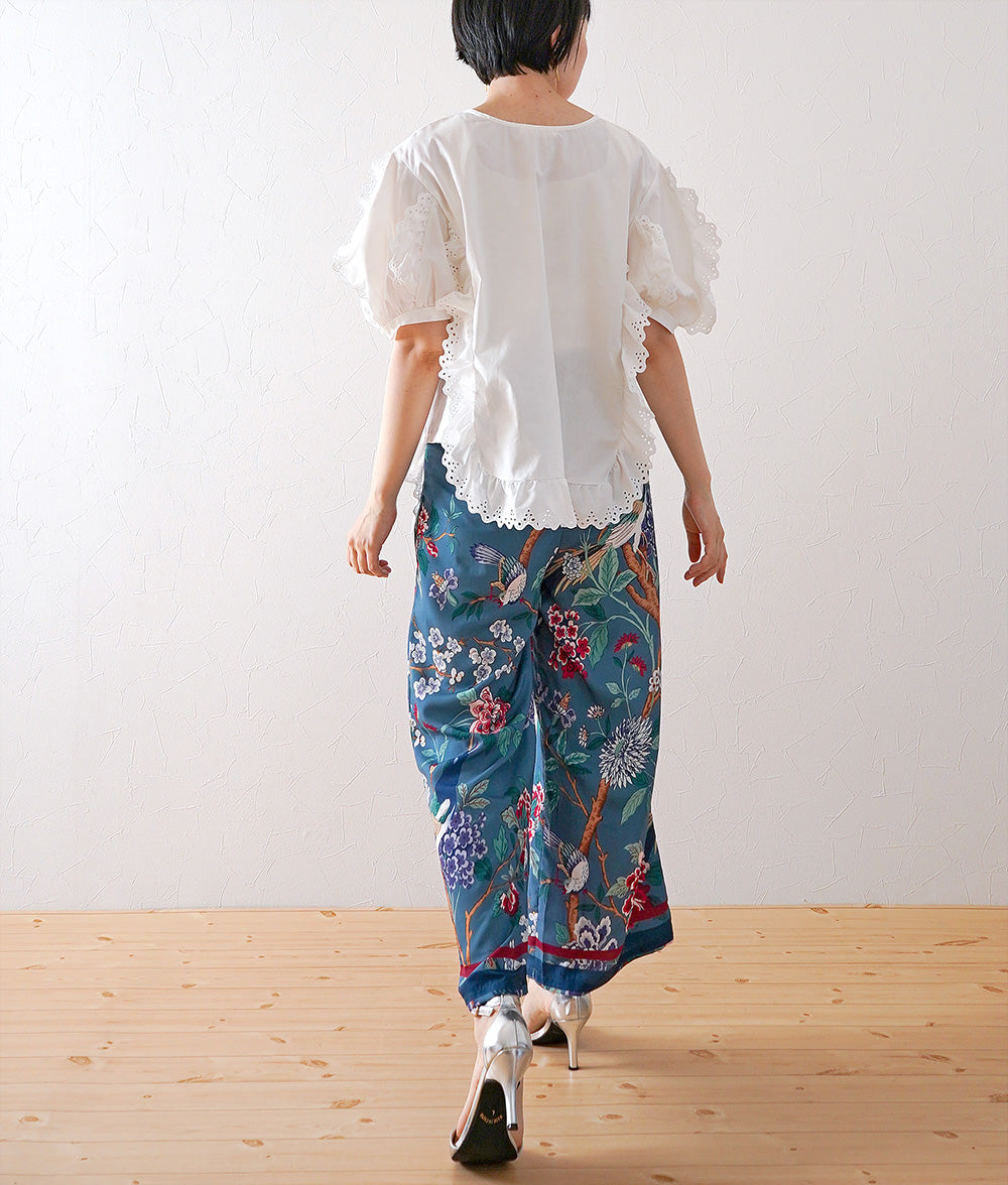 Blouse with a row of flowers