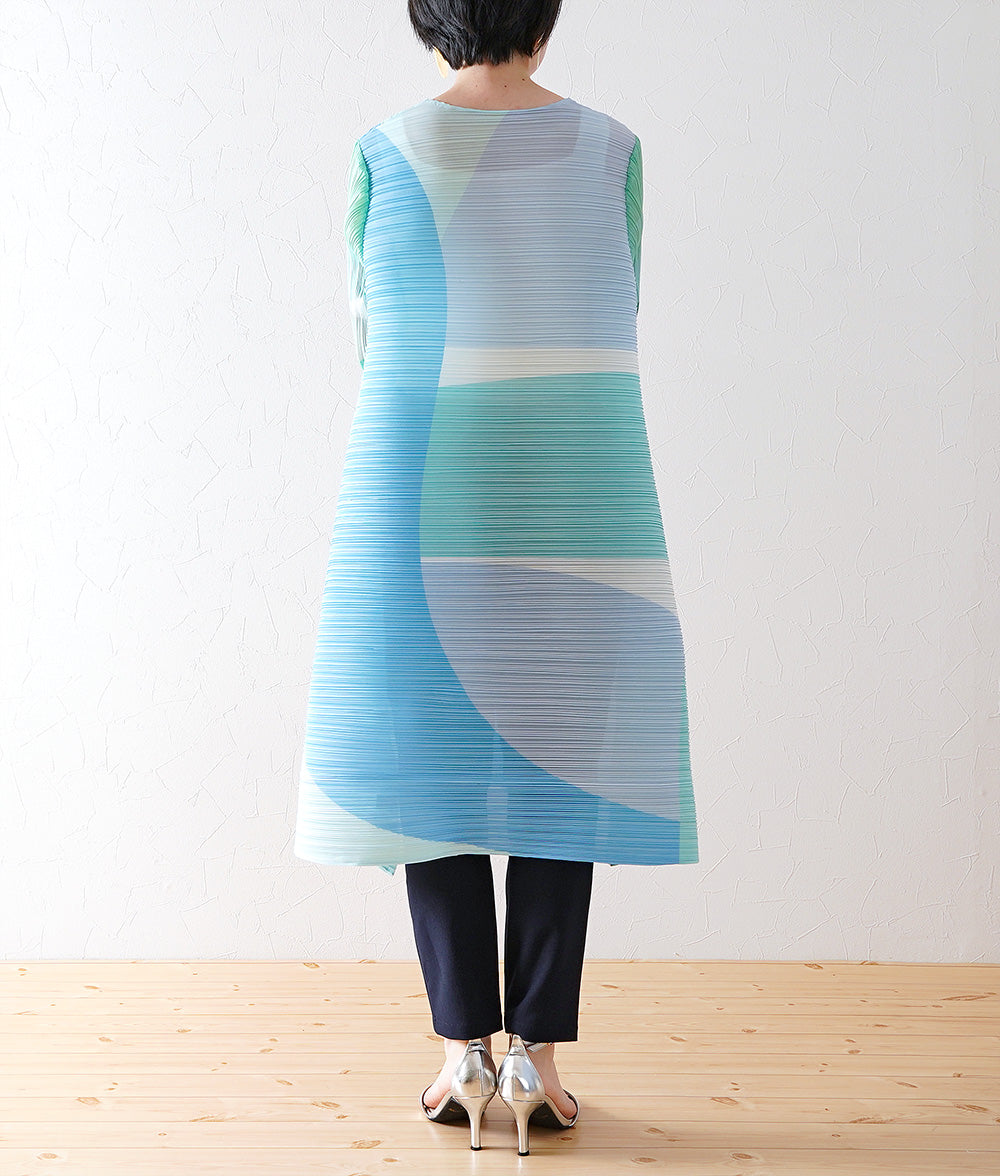 Flowing pattern pleated dress