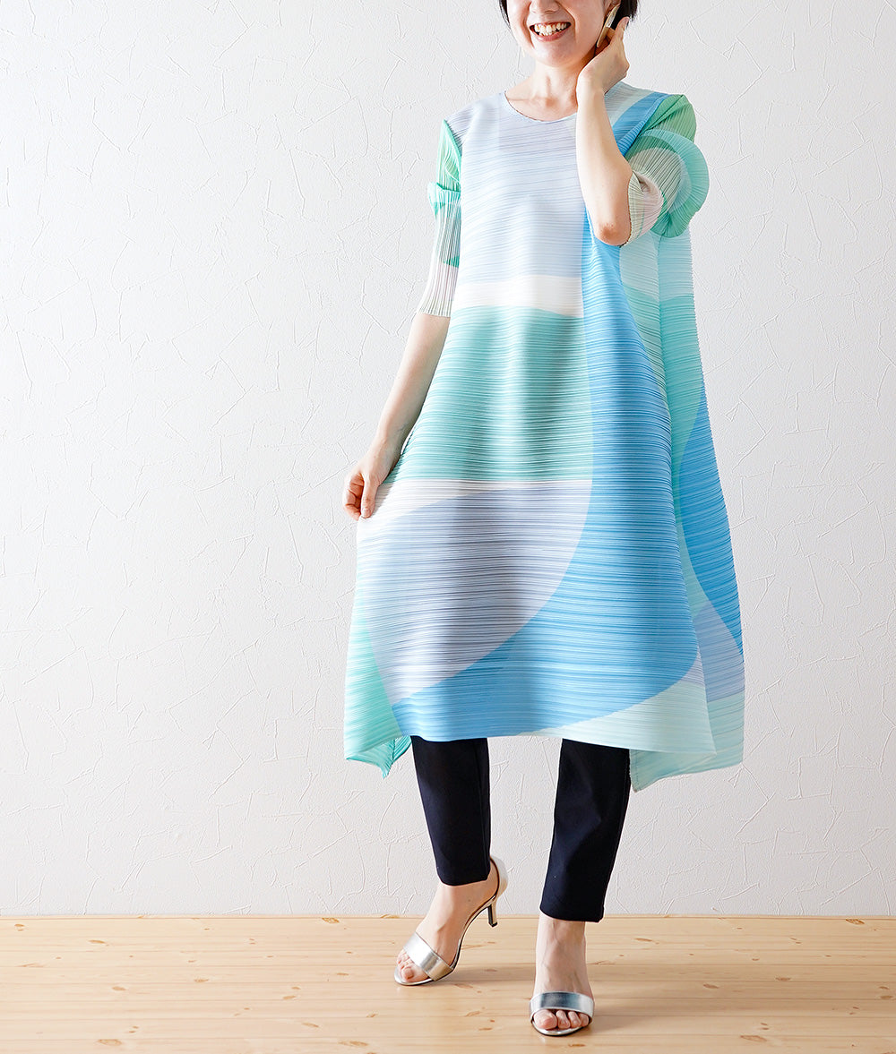Flowing pattern pleated dress
