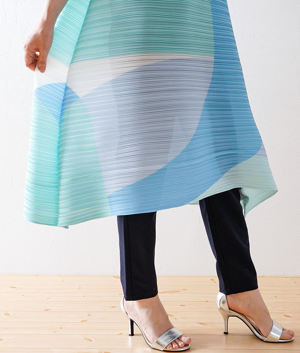 Flowing pattern pleated dress