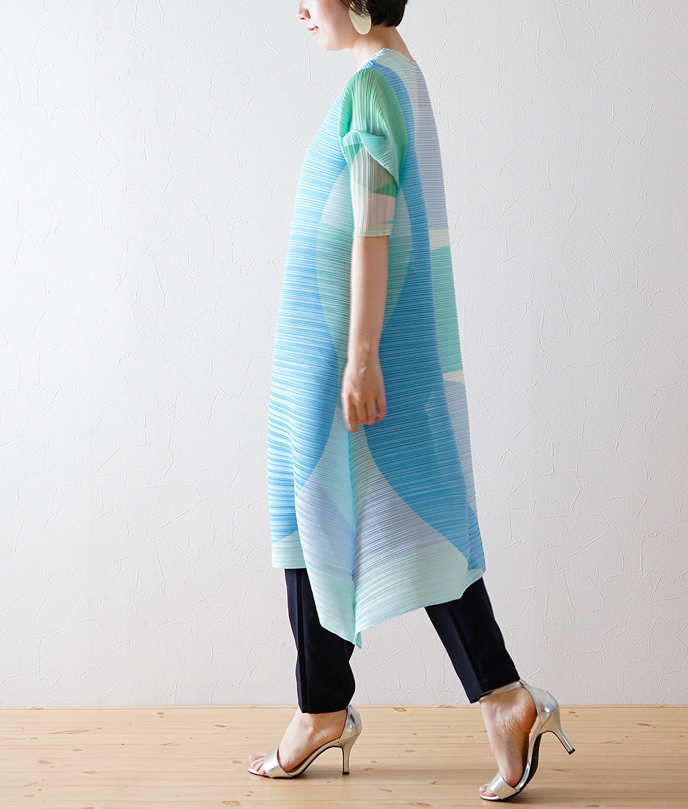 Flowing pattern pleated dress