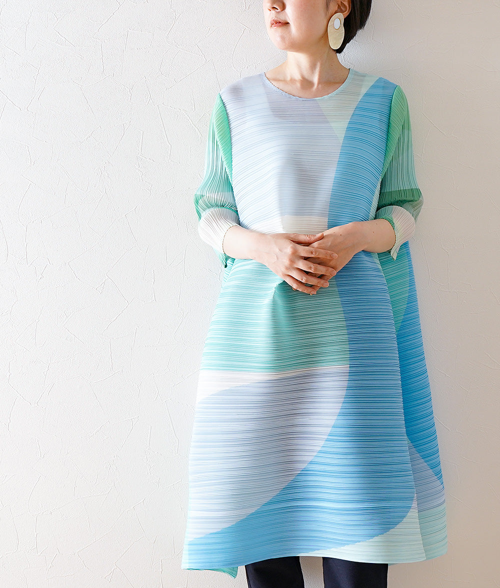 Flowing pattern pleated dress