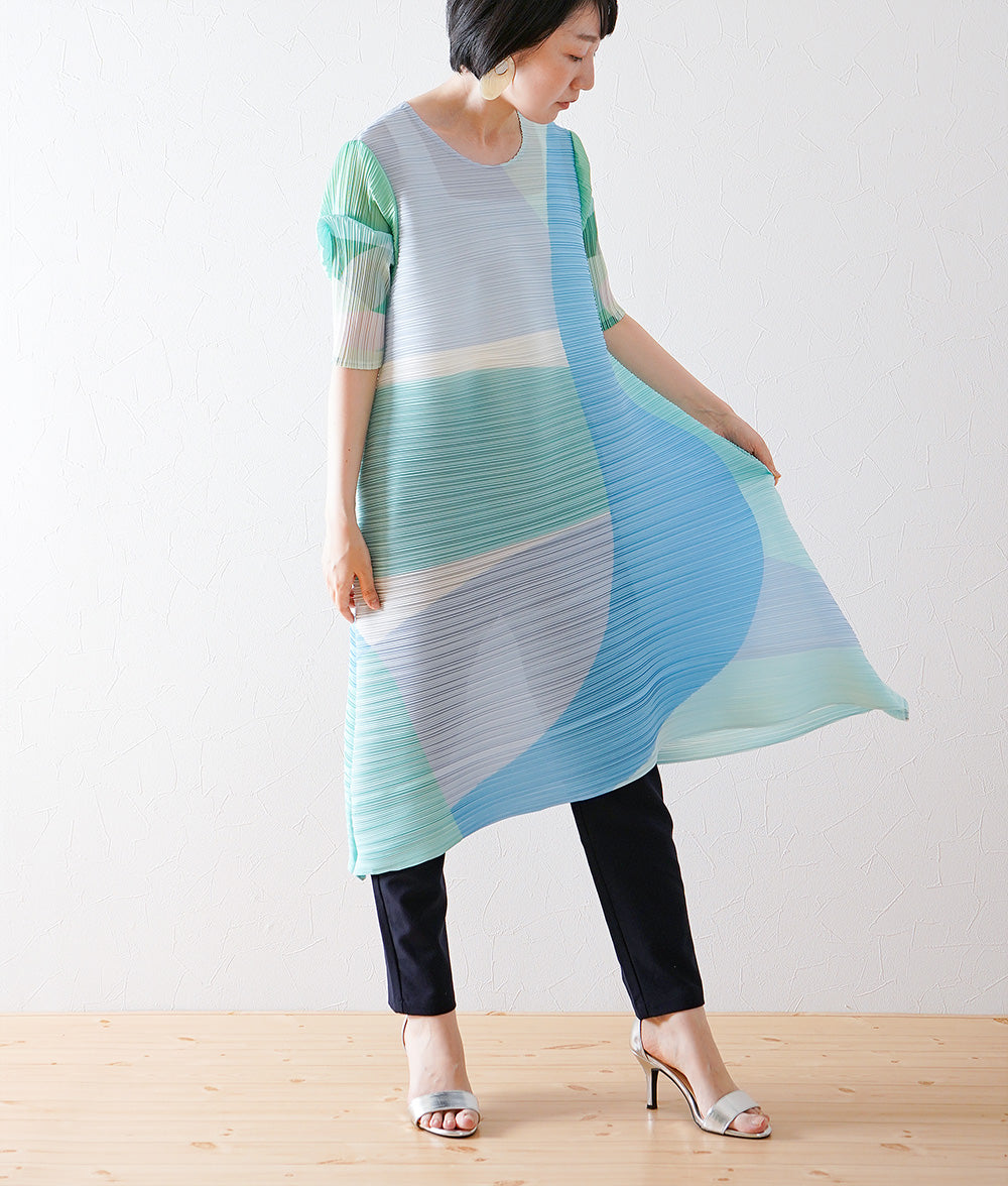 Flowing pattern pleated dress