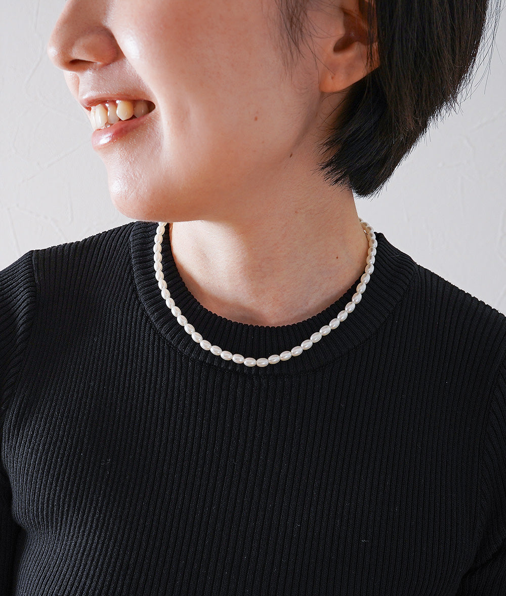 Knitted jacquard dress and pearl necklace