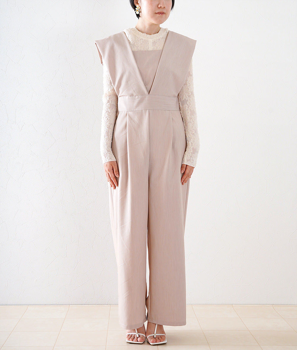 Layered salopette with a sense of mode