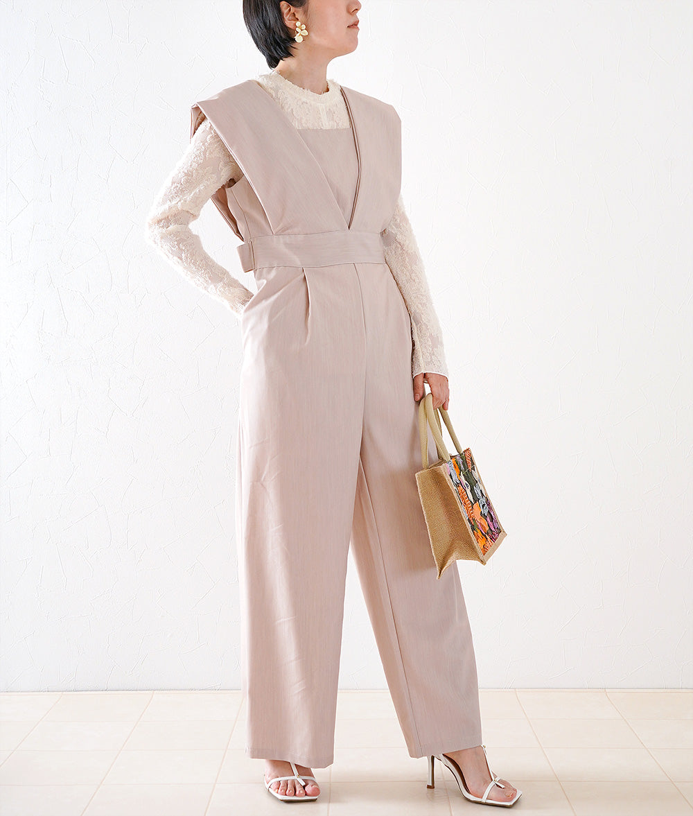 Layered salopette with a sense of mode
