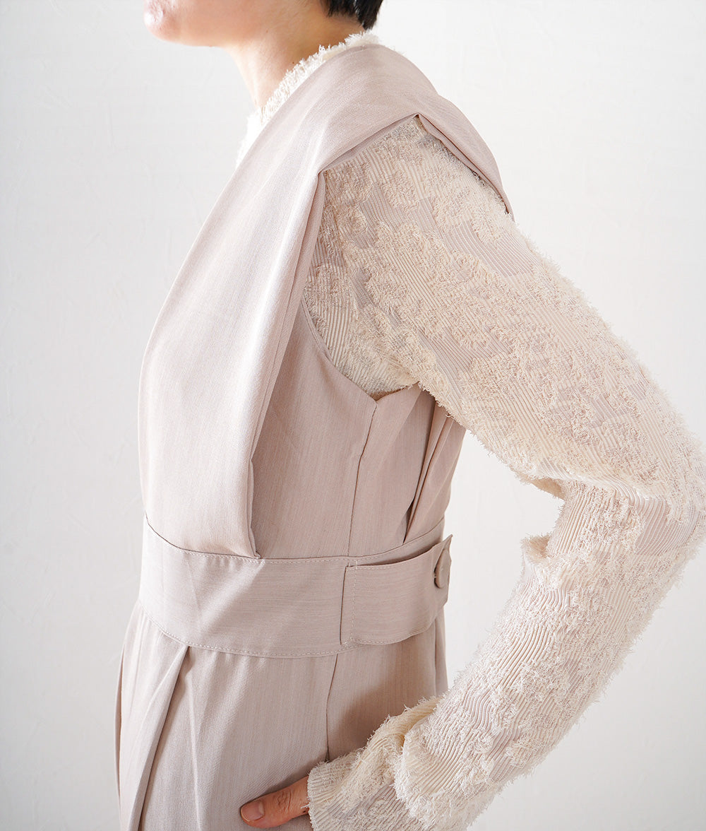 Layered salopette with a sense of mode