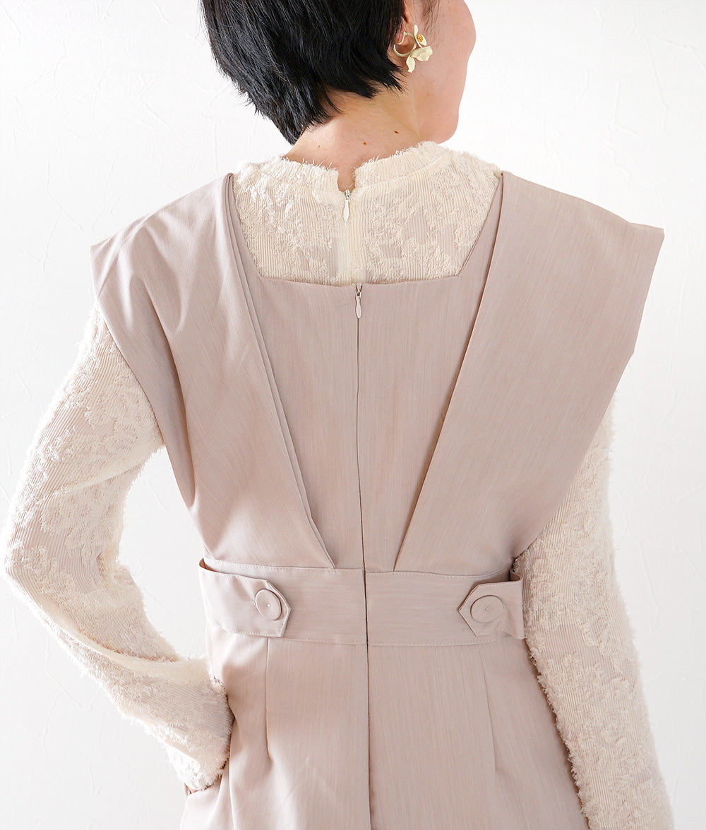 Layered salopette with a sense of mode