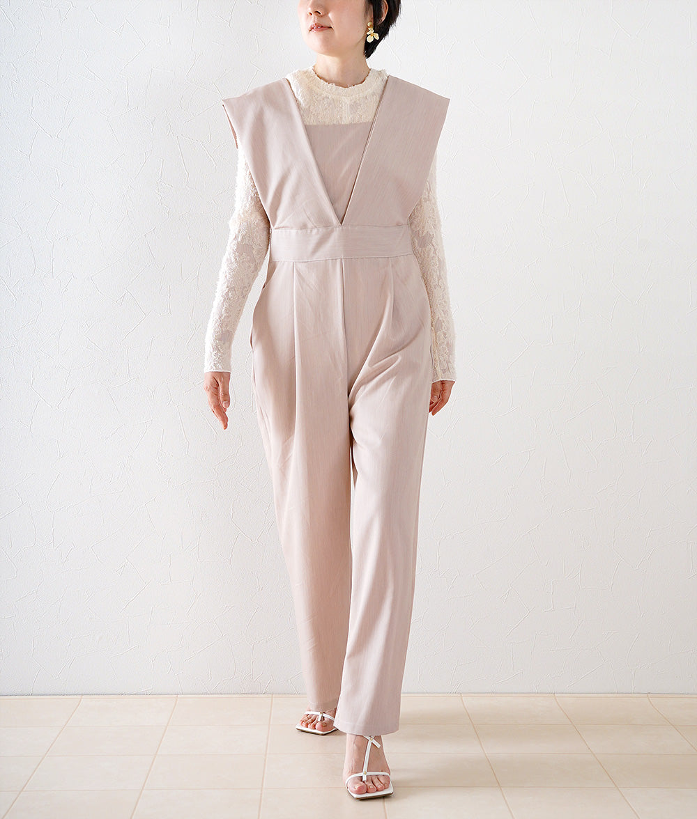 Layered salopette with a sense of mode