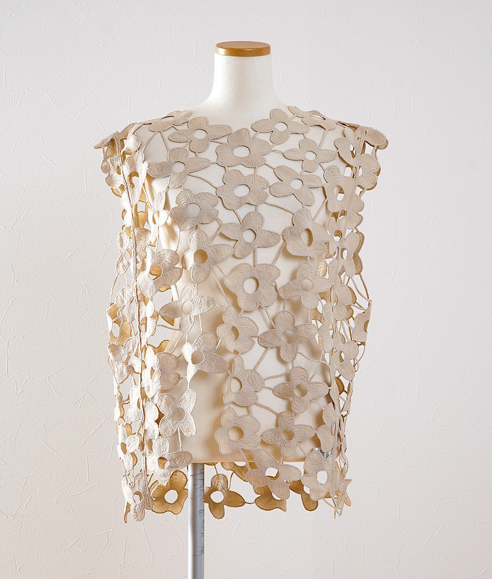 Race vest with a row of flowers