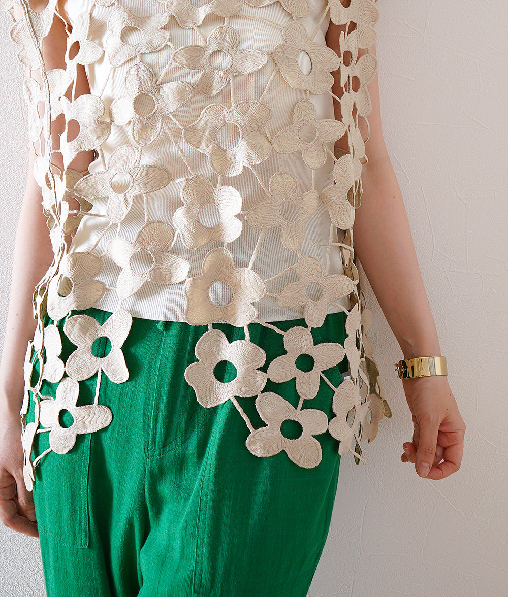 Race vest with a row of flowers