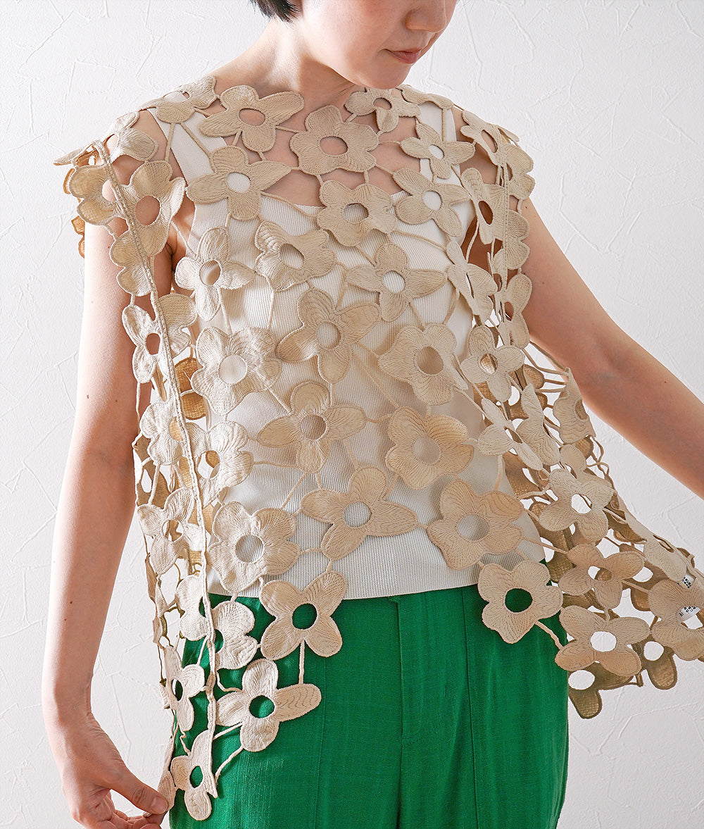 Race vest with a row of flowers
