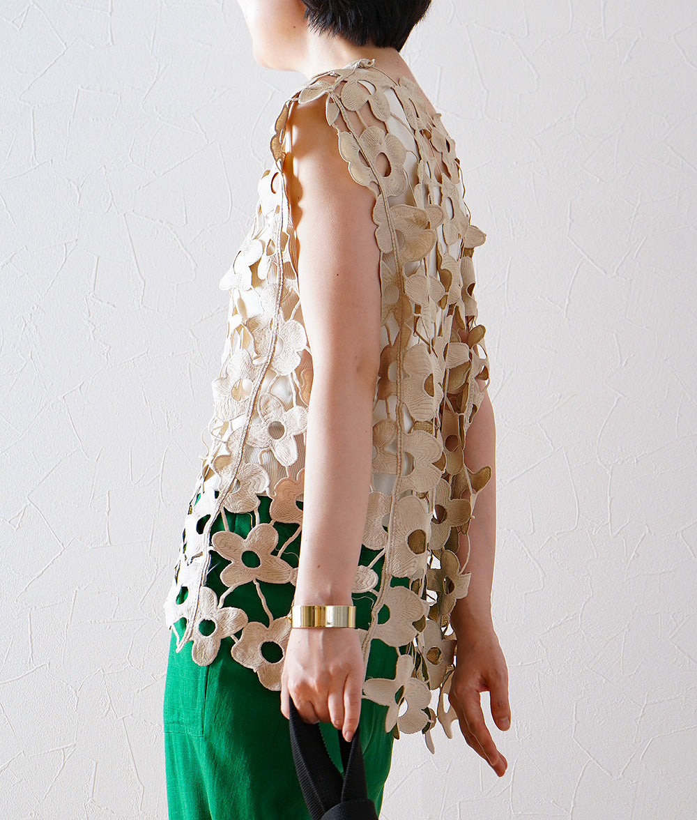 Race vest with a row of flowers