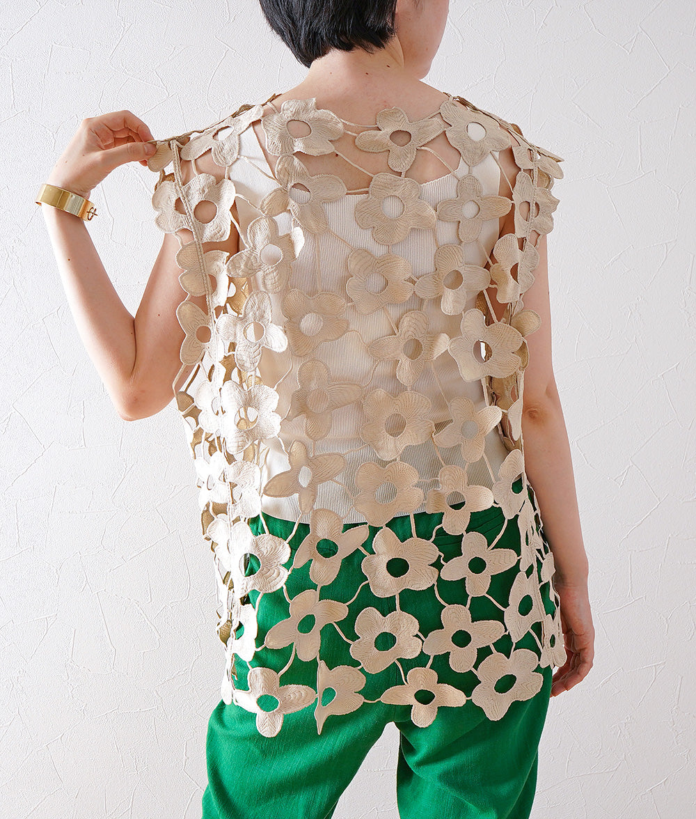 Race vest with a row of flowers