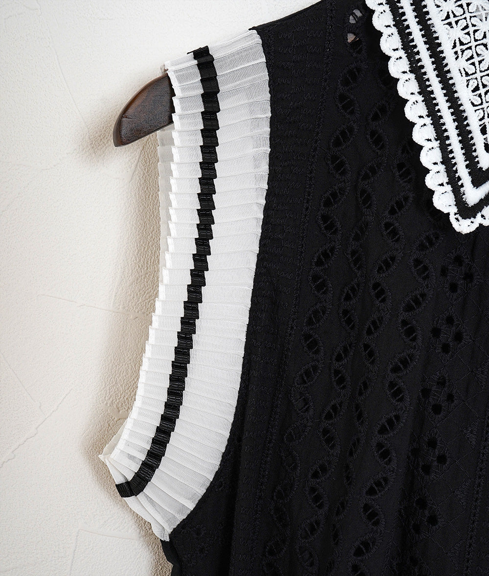 Sleeveless shirt with cutwork lace