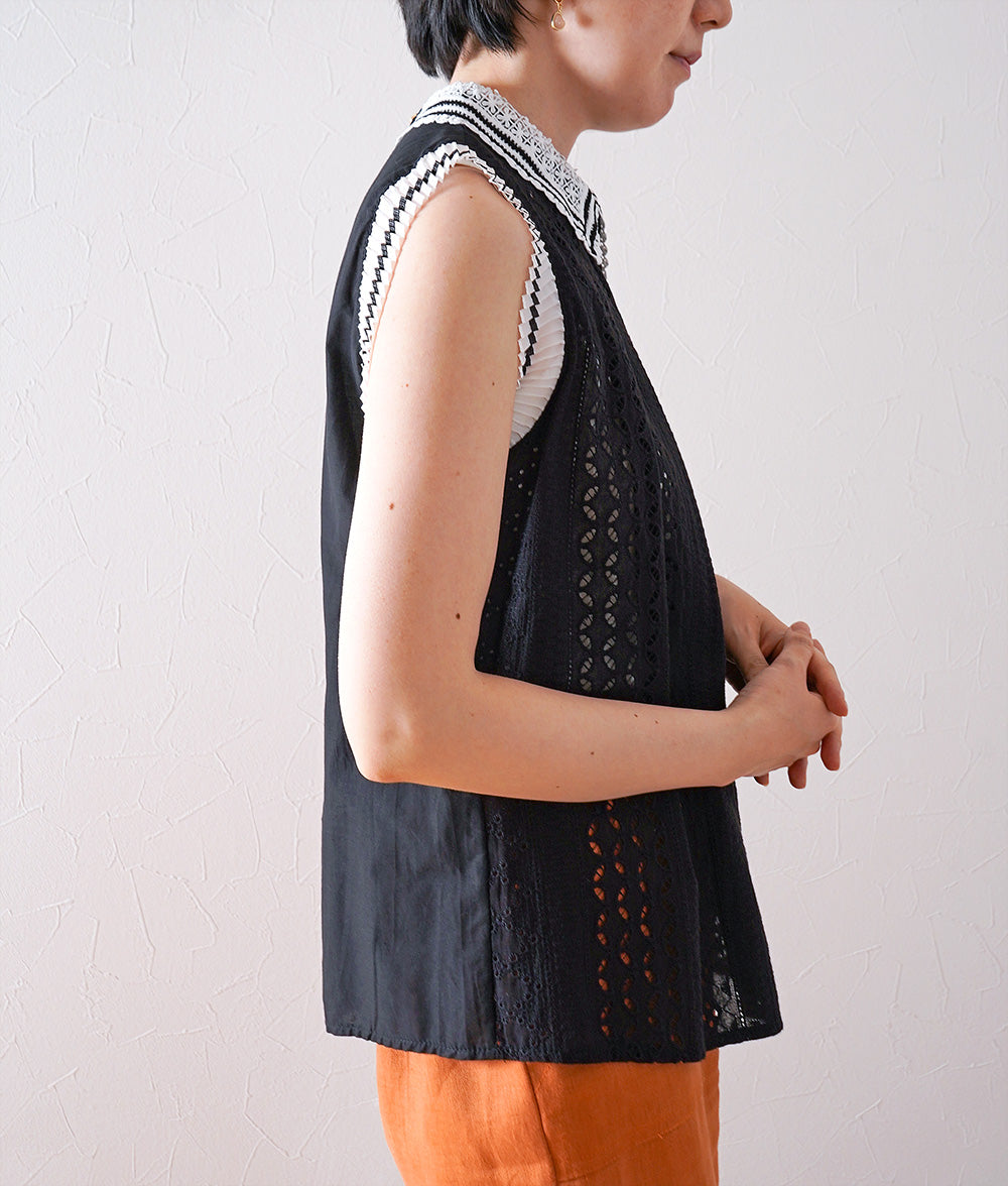 Sleeveless shirt with cutwork lace