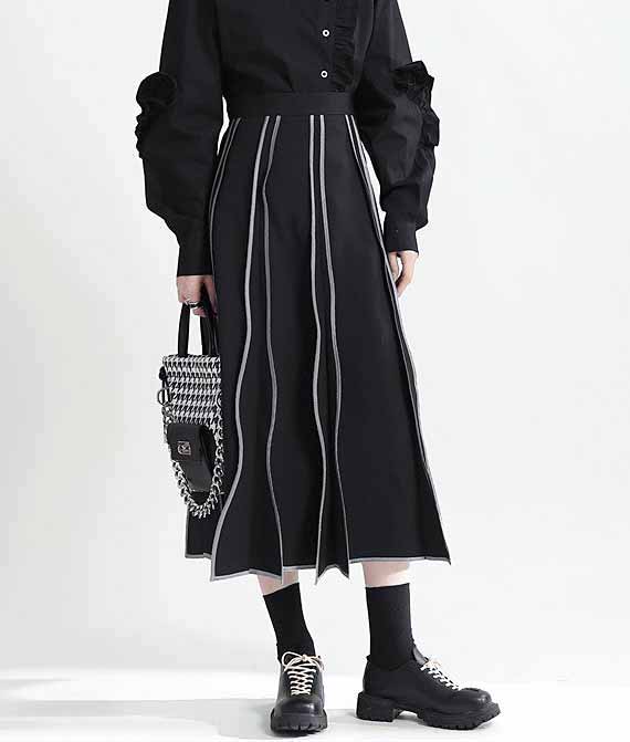 Black long skirt with wave trim