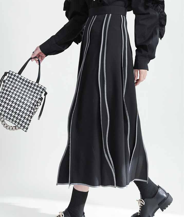Black long skirt with wave trim