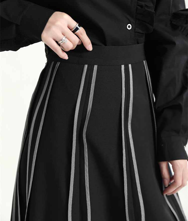 Black long skirt with wave trim