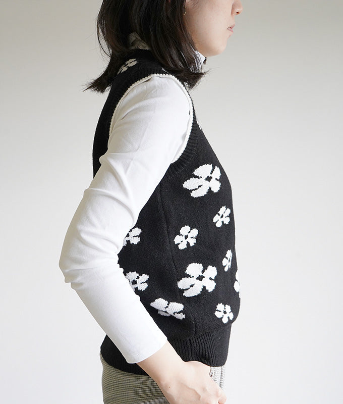 White flower knit vest