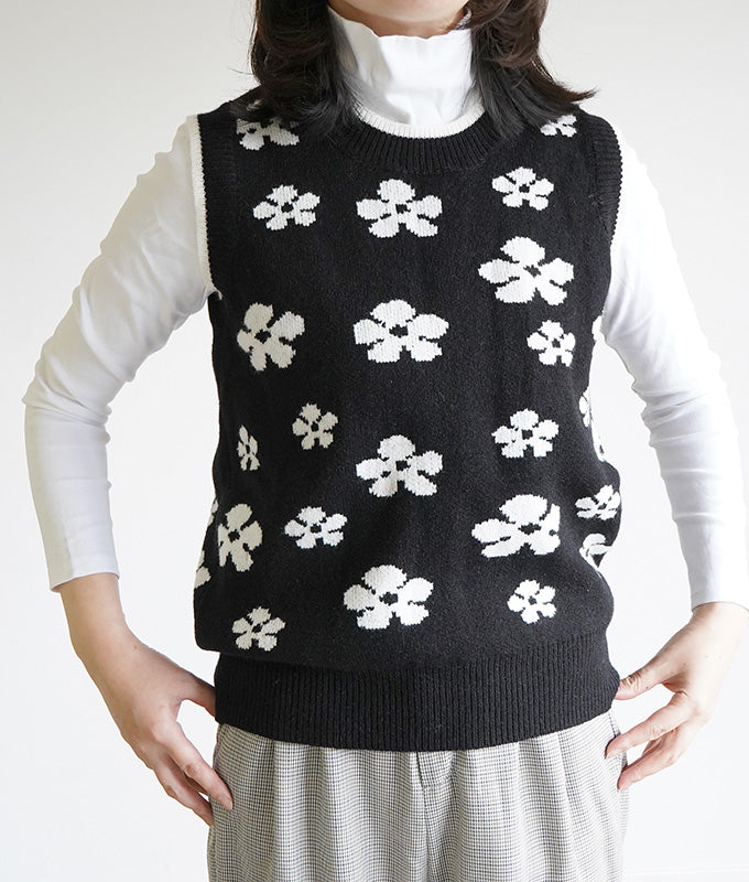 White flower knit vest