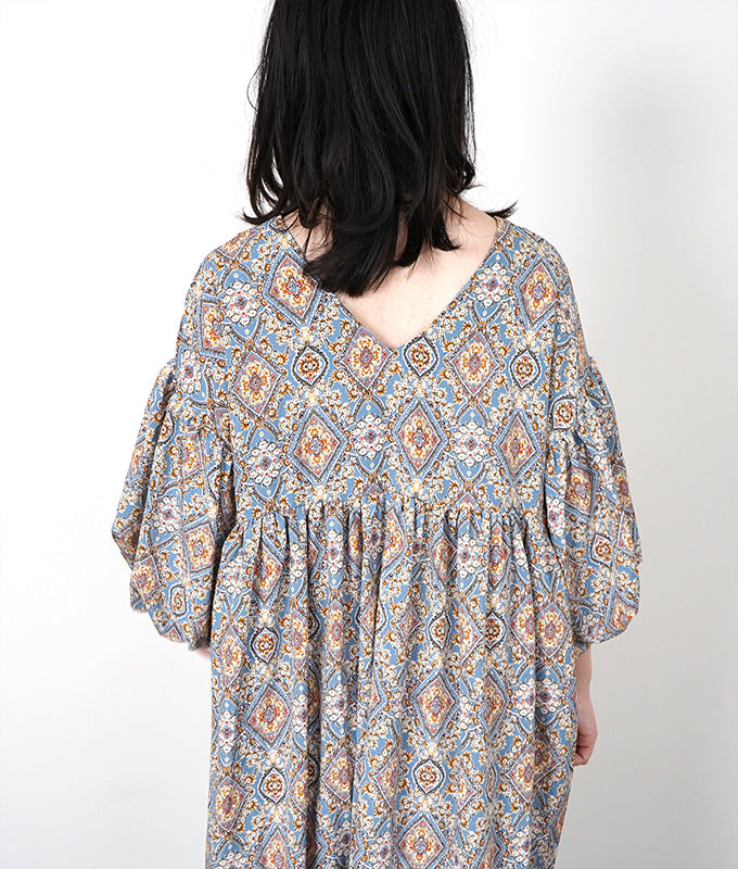 Arabesque pattern balloon sleeve dress
