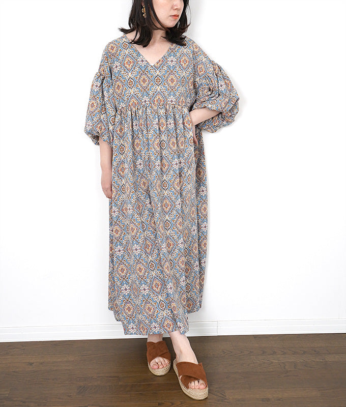 Arabesque pattern balloon sleeve dress