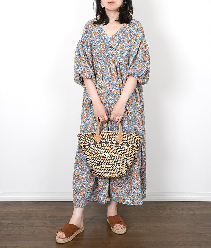 Arabesque pattern balloon sleeve dress