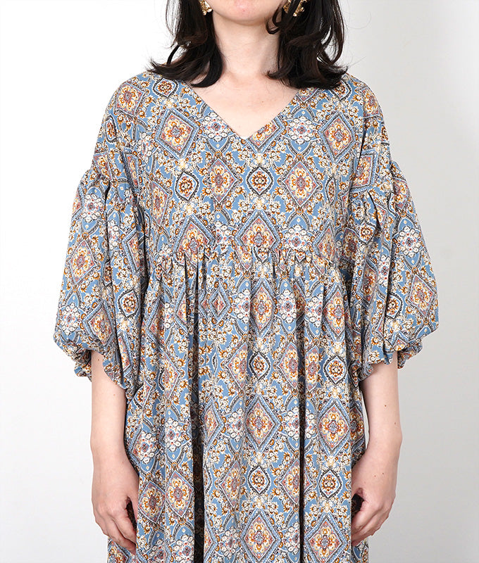 Arabesque pattern balloon sleeve dress