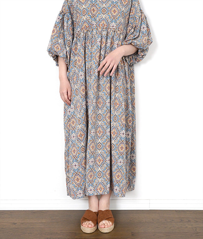 Arabesque pattern balloon sleeve dress