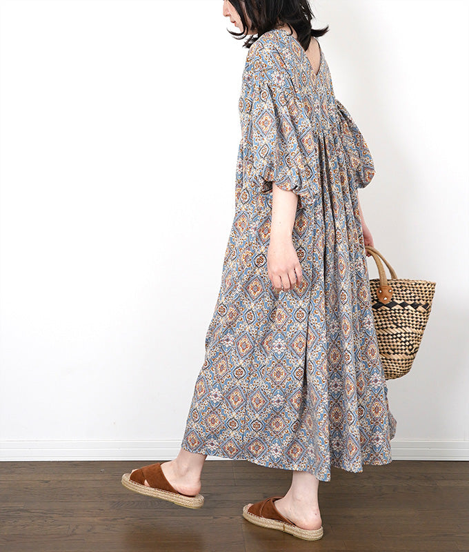 Arabesque pattern balloon sleeve dress