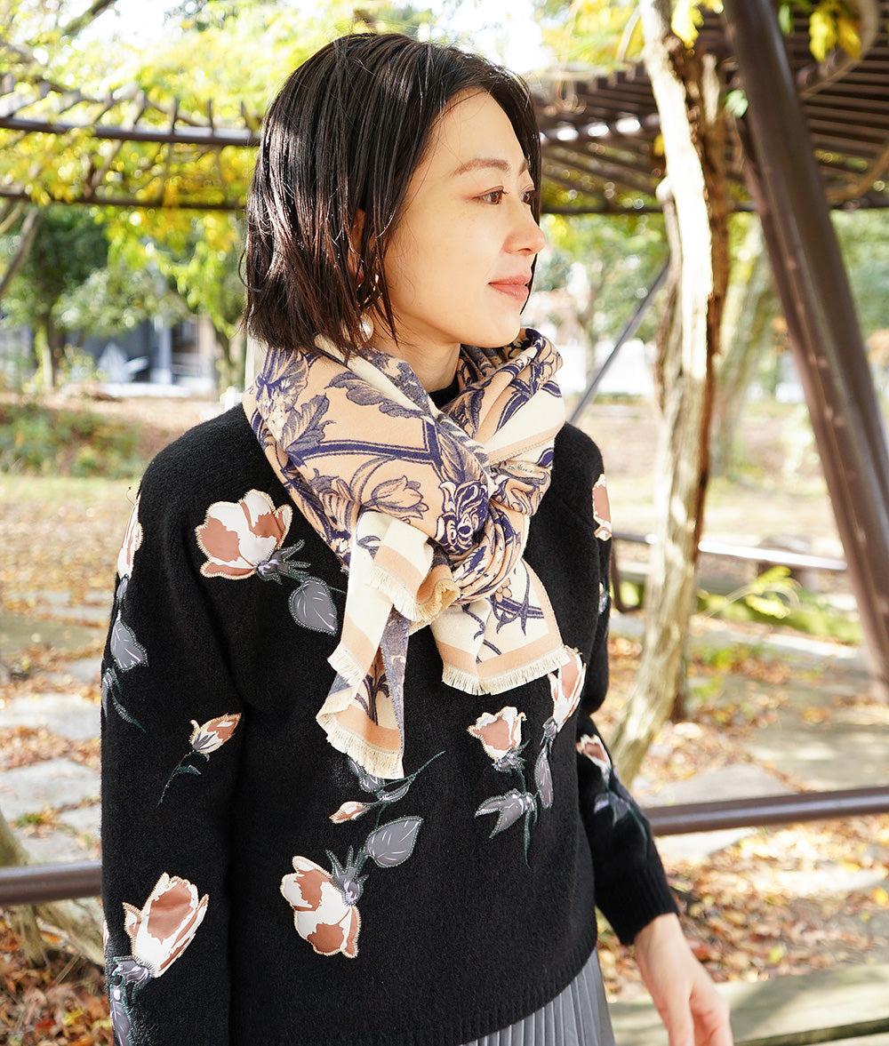 Flowing flower pattern stall