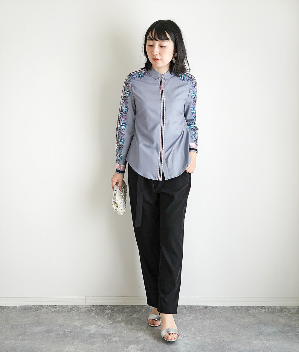 Flower line blouse with a pale flower scent