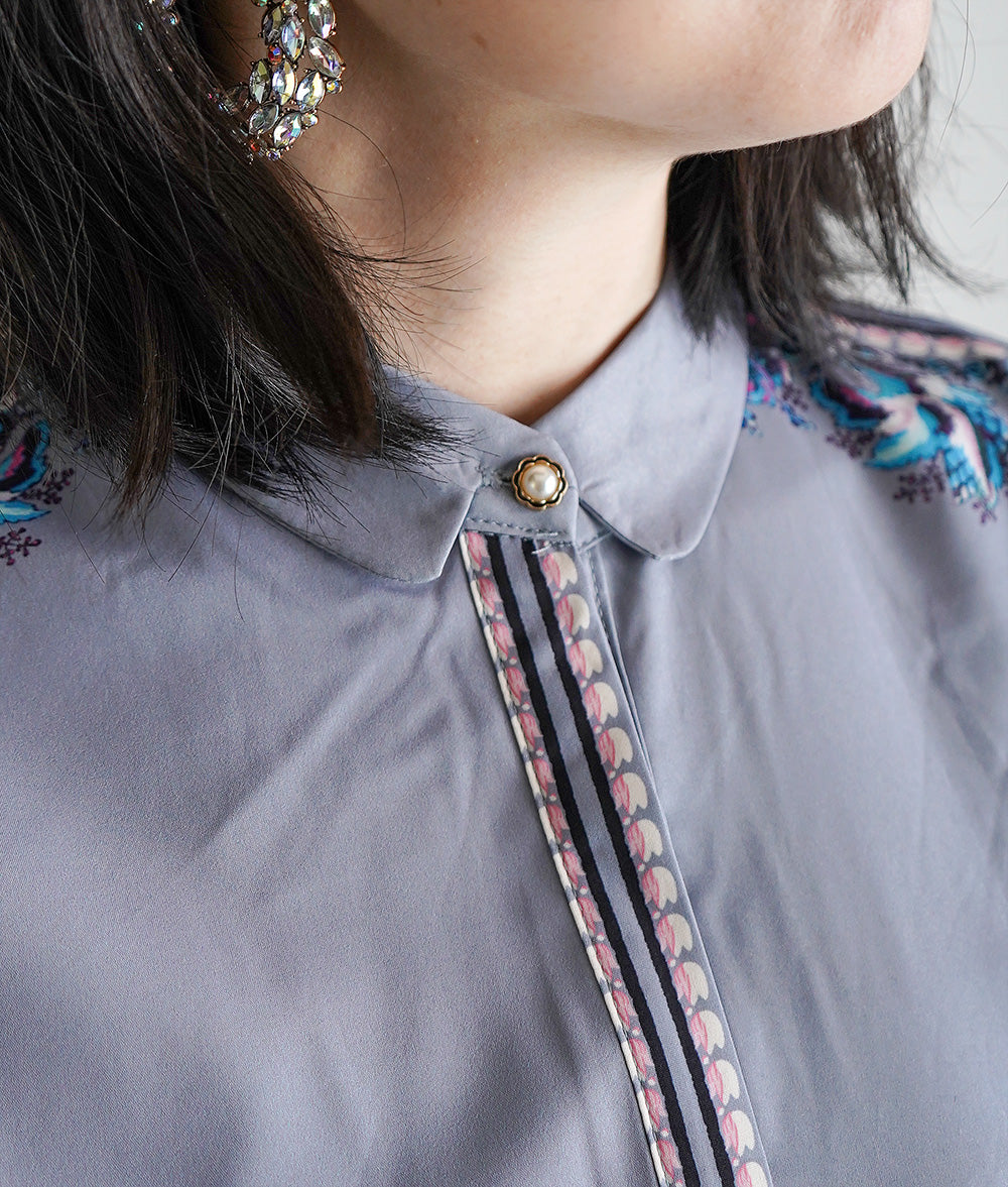 Flower line blouse with a pale flower scent