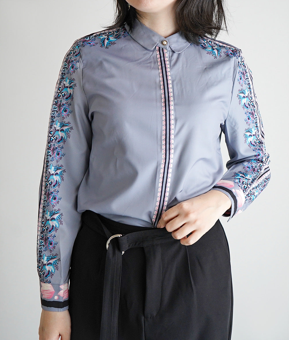 Flower line blouse with a pale flower scent