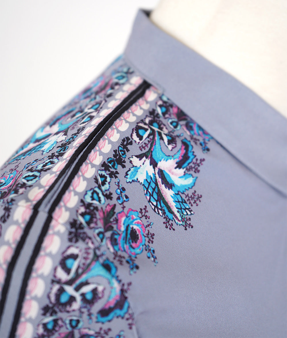 Flower line blouse with a pale flower scent