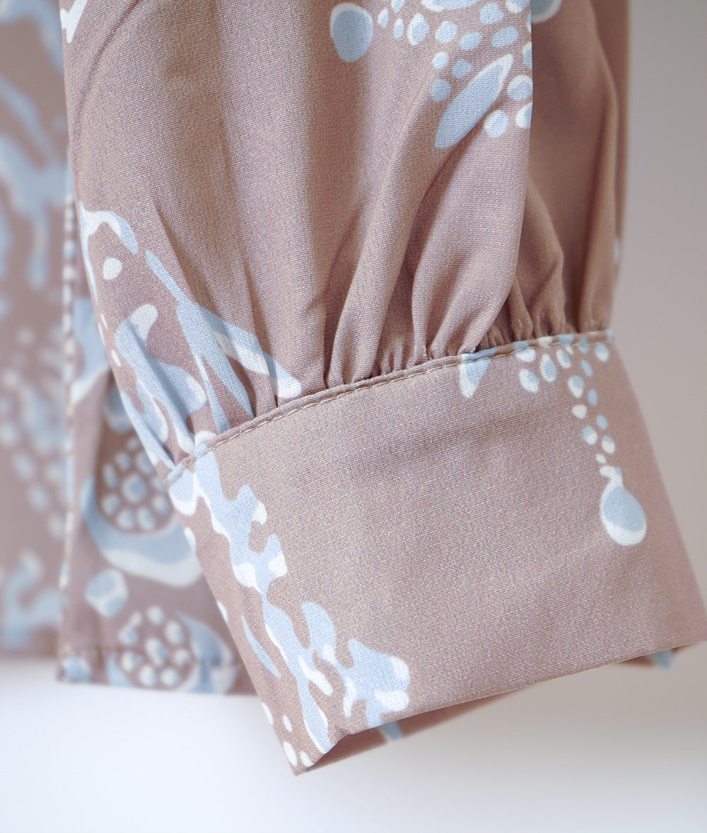 【SALE】Water pattern blouse with twisted collar