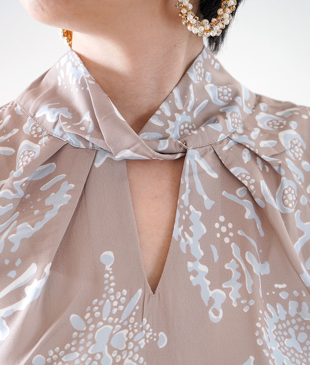 【SALE】Water pattern blouse with twisted collar