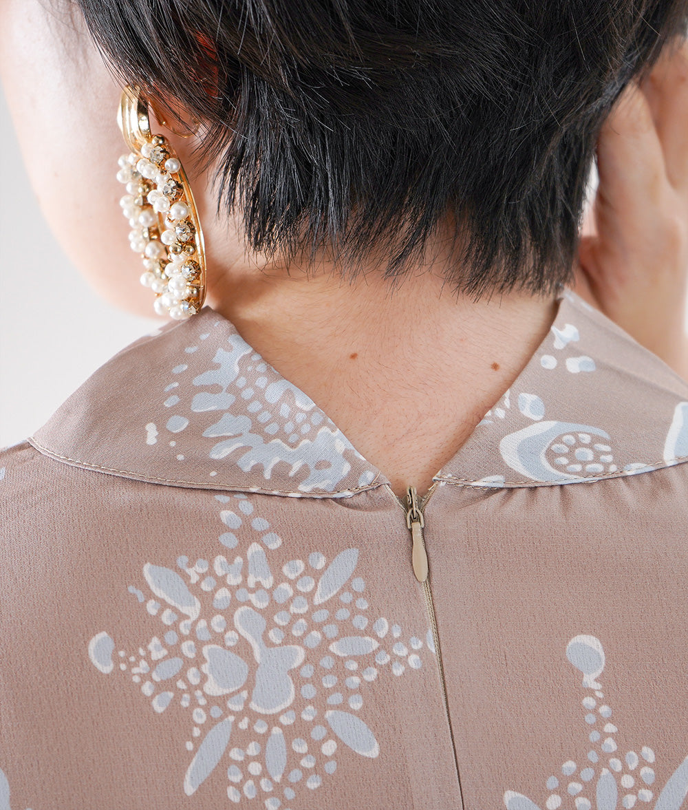 【SALE】Water pattern blouse with twisted collar
